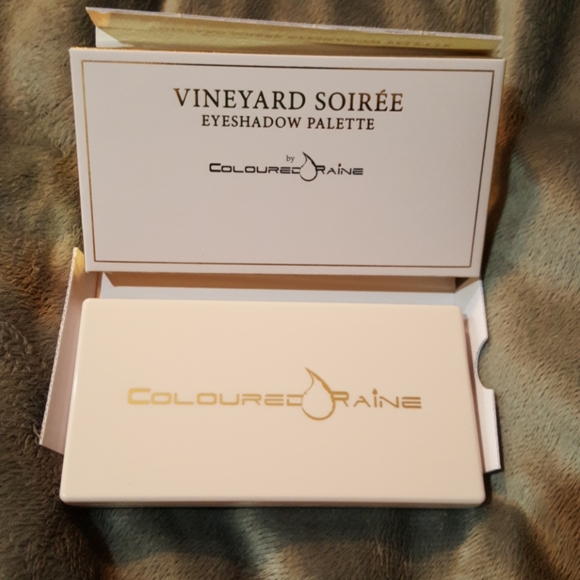 Coloured Raine - Picture 2 of 4